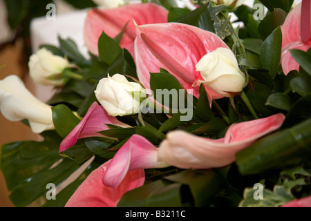 Cala Lilien und Rosen Hochzeit Blumen Stockfoto