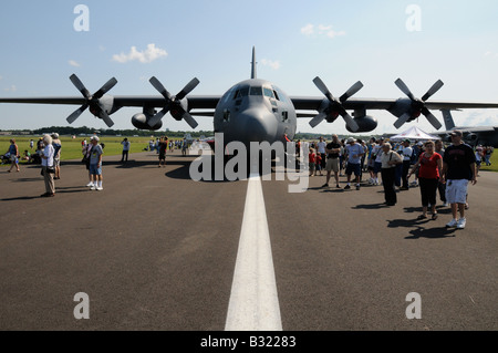 Die Lockheed C-130 Hercules Schwertransport auf dem Laufsteg an der Rochester International Airshow. Stockfoto