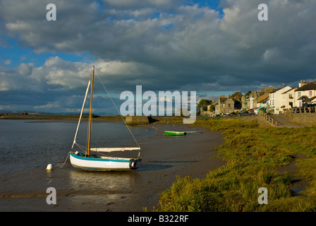 Segelboot am Sandstrand bei Arnside, Cumbria, England UK Stockfoto