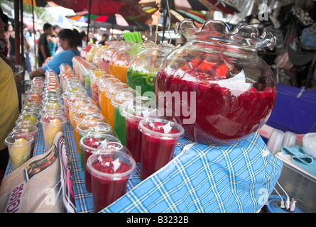 Obst Getränke zum Verkauf an Chatuchak Weekend Market in Bangkok, Thailand. Stockfoto
