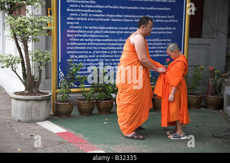 Mönche am Fuße des Wat Saket befindet sich im goldenen Bergs in Bangkok, Thailand Stockfoto