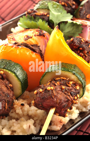 Frische Grill gegrilltes Rindfleisch Döner mit Gerste Couscous mediterrane Mahlzeit ohne Menschen Stockfoto