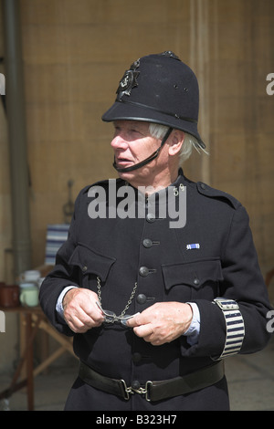 Mann in den 1940er Jahren Polizei uniform gekleidet Stockfoto