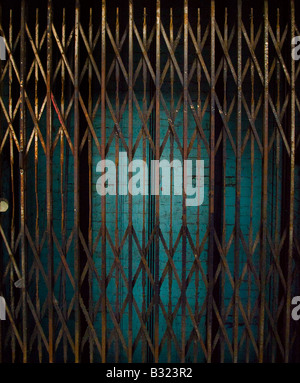 Rusty Aufzug Gates und dunkel heben Welle Stockfoto