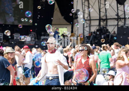 Seifenblasen über eine Festival Menschenmenge auf dem Big Chill 2008 Stockfoto