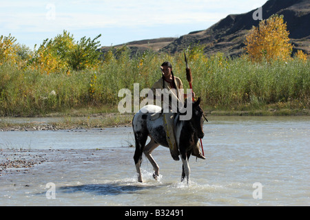 Ein Indianer Sioux Indianer auf Reiten über einen Bach in South Dakota Stockfoto