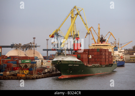 Laden eines Containerschiffes, Odessa, Ukraine Stockfoto