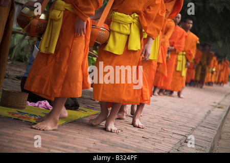 Lao Mönche empfangen Morgen Almosen in der Weltkulturerbe Stadt Luang Prabang in Laos. Stockfoto