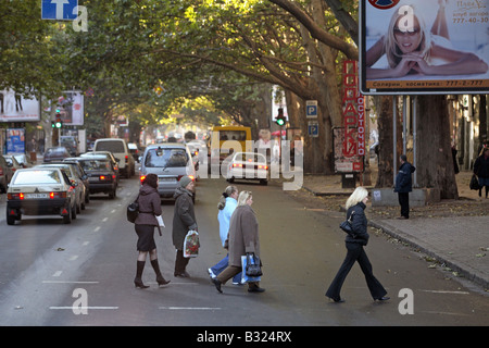 Fußgänger überqueren einer Straße im Zentrum Stadt, Odessa, Ukraine Stockfoto