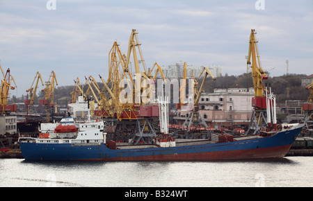 Laden eines Containerschiffes, Odessa, Ukraine Stockfoto