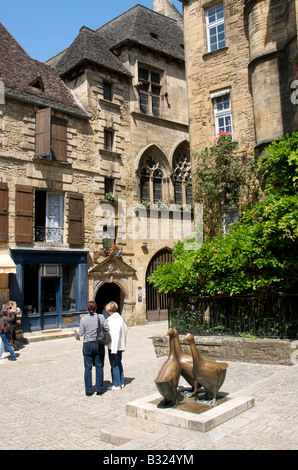 Gans Quadrat / Place Aux Ojes mit Gänse-Statue in der Mitte des alten Sarlat la Caneda, Perigord Noir, Dordogne, Frankreich Stockfoto