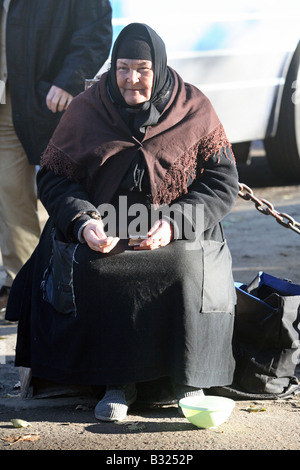 Eine alte Frau Betteln auf der Straße, Odessa, Ukraine Stockfoto