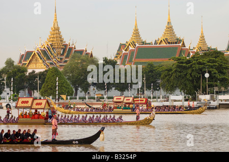 Thai Royal Barges pass vor dem Grand Palace am Fluss Chao Phraya in Bangkok, Thailand Stockfoto