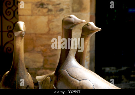 Bronze Skulptur von drei Gänse in Place aux Oies, Sarlat la Caneda, Dordogne, Frankreich Stockfoto