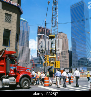 Lkw warten, während Menschen die Straße bei Liberty Street überqueren in der Nähe der neue Freedom Tower Baustelle New York City Juni 2008 KATHY DEWITT Stockfoto