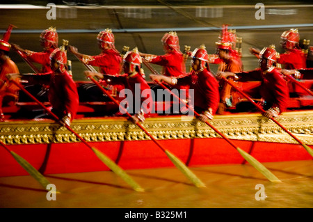 Männer in Kostümen paddeln der Thai Royal Barges während einer Parade in Bangkok, Thailand Stockfoto