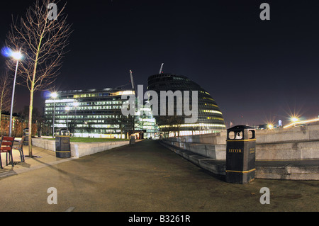 London City Hall in der Nähe von Tower Bridge über die Themse Stockfoto