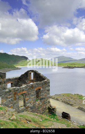 Kupfer der verlassenen mine Gebäude neben Llyn Llydaw neben auf die Bergleute Strecke von Pen Y Pass auf den Gipfel des Mount Snowdon Stockfoto