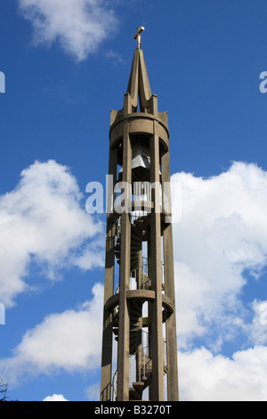 konkrete Glockenturm gerahmt Pfarrei Kirche von Str. Andrews und St George Stevenage Hertfordshire England uk gb Stockfoto