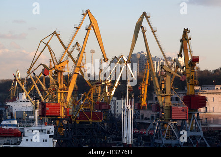 Laden von Containerschiffen, Odessa, Ukraine Stockfoto