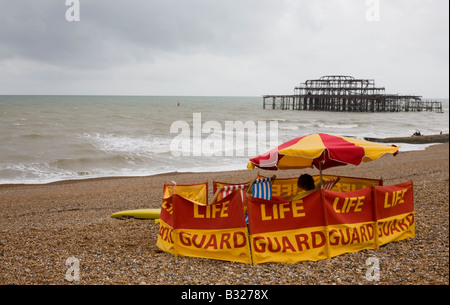 Rettungsschwimmer auf einem verlassenen Brighton Beach, East Sussex, England