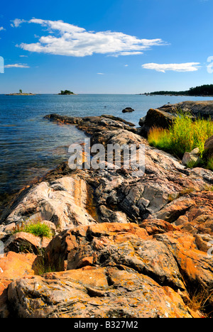 Eine bunte felsigen Küste in Porvoo Archipel, Porvoo, Finnland, Europa. Stockfoto