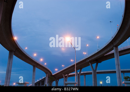 Autobahnbrücken in der Abenddämmerung in Bangkok, Thailand Stockfoto