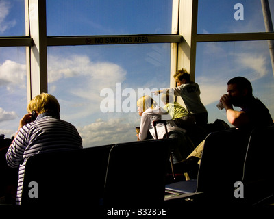 Passagiere an Bord in Dublin Airport warten Stockfoto