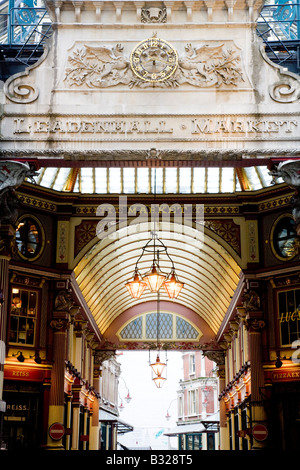 Leadenhall Market Eingang gesehen aus Leadenhall Street, City of London, England. Stockfoto