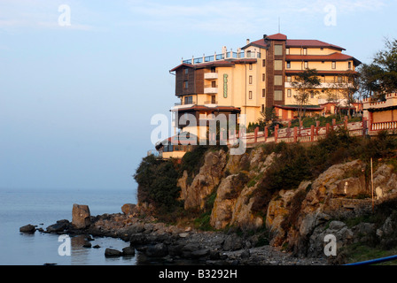 Hotel thront auf Klippe in Sozopol, Bulgarien. Stockfoto