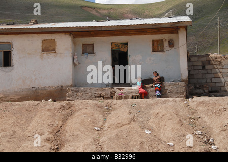 Zwei Mädchen sitzen vor ihrem Haus in der Türkei Essen Stockfoto