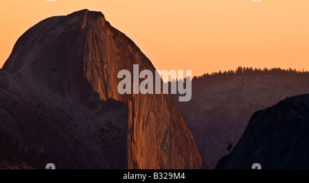 Half Dome leuchtet von der untergehenden Sonne aus Sicht der Olmstead aus Tioga Road Highway 120 in Yosemite Nationalpark, Kalifornien Stockfoto