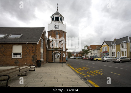 Burnham on Crouch High Street mit Uhrturm Stockfoto