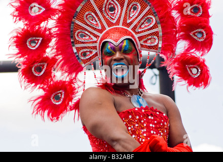 Drag Queen trägt einen Carnivale Kopf Kleid in einer Gay-Pride-Parade Stockfoto