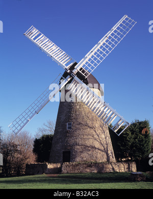 Bradwell Windmühle befindet sich neben dem Grand Union Canal in Milton Keynes. Es wurde im Jahre 1817 aus lokalem Kalkstein Steinbruch errichtet. Stockfoto