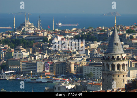 ISTANBUL. Blick von Beyoglu gegenüber der blauen Moschee, mit der Galata-Turm auf der rechten Seite. 2008. Stockfoto