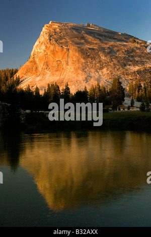 Lembert Dome spiegelt sich in der Tuolumne River im Yosemite National Park Stockfoto