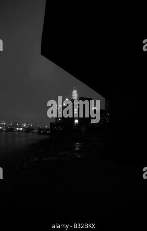 Ansicht der Oxo Tower aus Stamford Wharf, South Bank, London Stockfoto