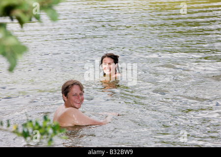 Menschen in den See am Geheimnis schwimmen, The Big Chill Festival 2008, Eastnor, Herefordshire Stockfoto