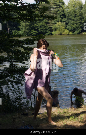 Menschen in den See am Geheimnis schwimmen, The Big Chill Festival 2008, Eastnor, Herefordshire Stockfoto