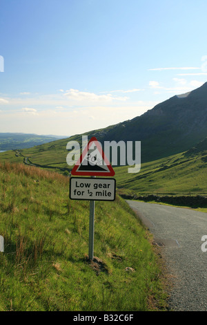 Straßenschild auf einem steilen Hügel im Lake district Stockfoto