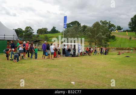 Schlangestehen für ATM Geldautomaten auf Big Chill festival Stockfoto