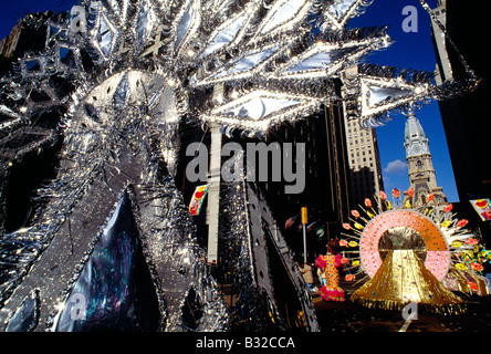 Kostümierte Tänzer strutting nach Broad Street während der jährlichen Philadelphia Neujahr Tag Mummers Parade. Stockfoto