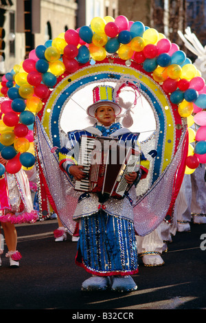 Kostümierte Tänzer strutting nach Broad Street während der jährlichen Philadelphia Neujahr Tag Mummers Parade. Stockfoto