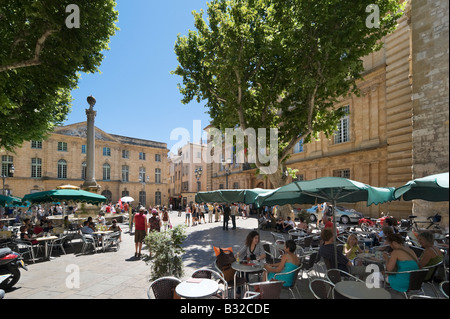 Straßencafé in Place de l ' Hotel de Ville mit dem Rathaus hinter, Aix-En-Provence, Frankreich Stockfoto