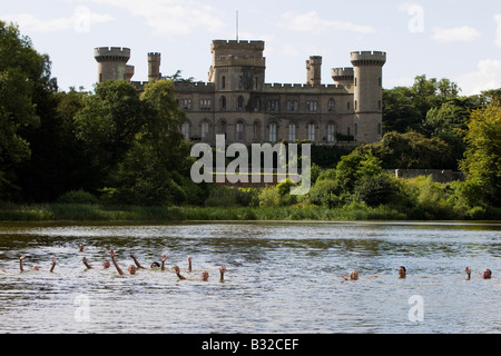 Menschen schwimmen im See von Eastnor Castle am Geheimnis schwimmen, The Big Chill Festival 2008, Eastnor, Herefordshire Stockfoto