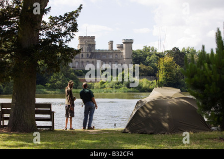 Menschen schwimmen im See von Eastnor Castle am Geheimnis schwimmen, The Big Chill Festival 2008, Eastnor, Herefordshire Stockfoto