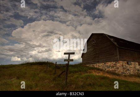Gewitterwolken hinter alten Scheune in Saskatchewan Stockfoto