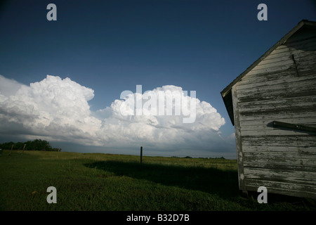 Gewitterwolken hinter alten Getreidespeicher in Saskatchewan Stockfoto
