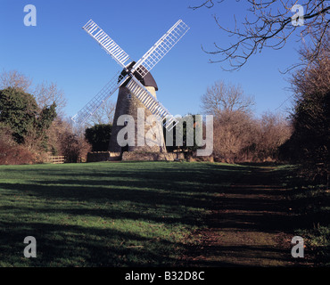 Bradwell Windmühle befindet sich neben dem Grand Union Canal in Milton Keynes. Es wurde im Jahre 1817 aus lokalem Kalkstein Steinbruch errichtet. Stockfoto